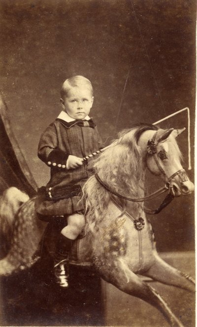 Jonge jongen met zweep op hobbelpaard, 1870s door H. A. Chapman